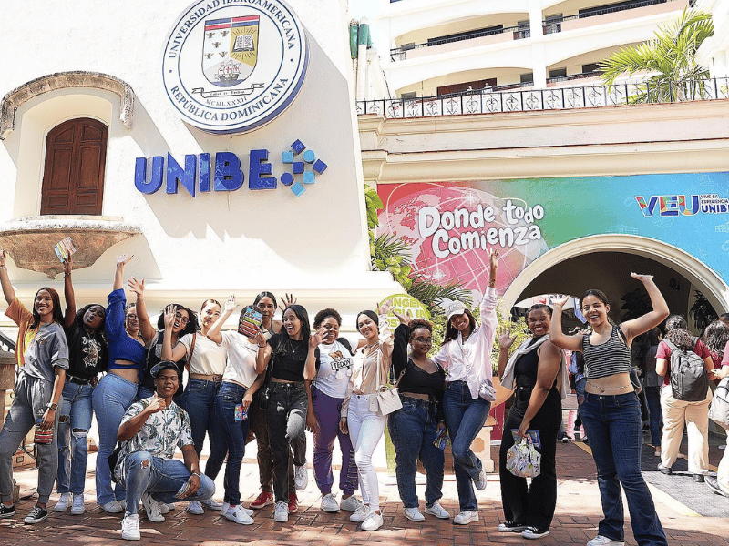 Estudiantes en el campus de UNIBE