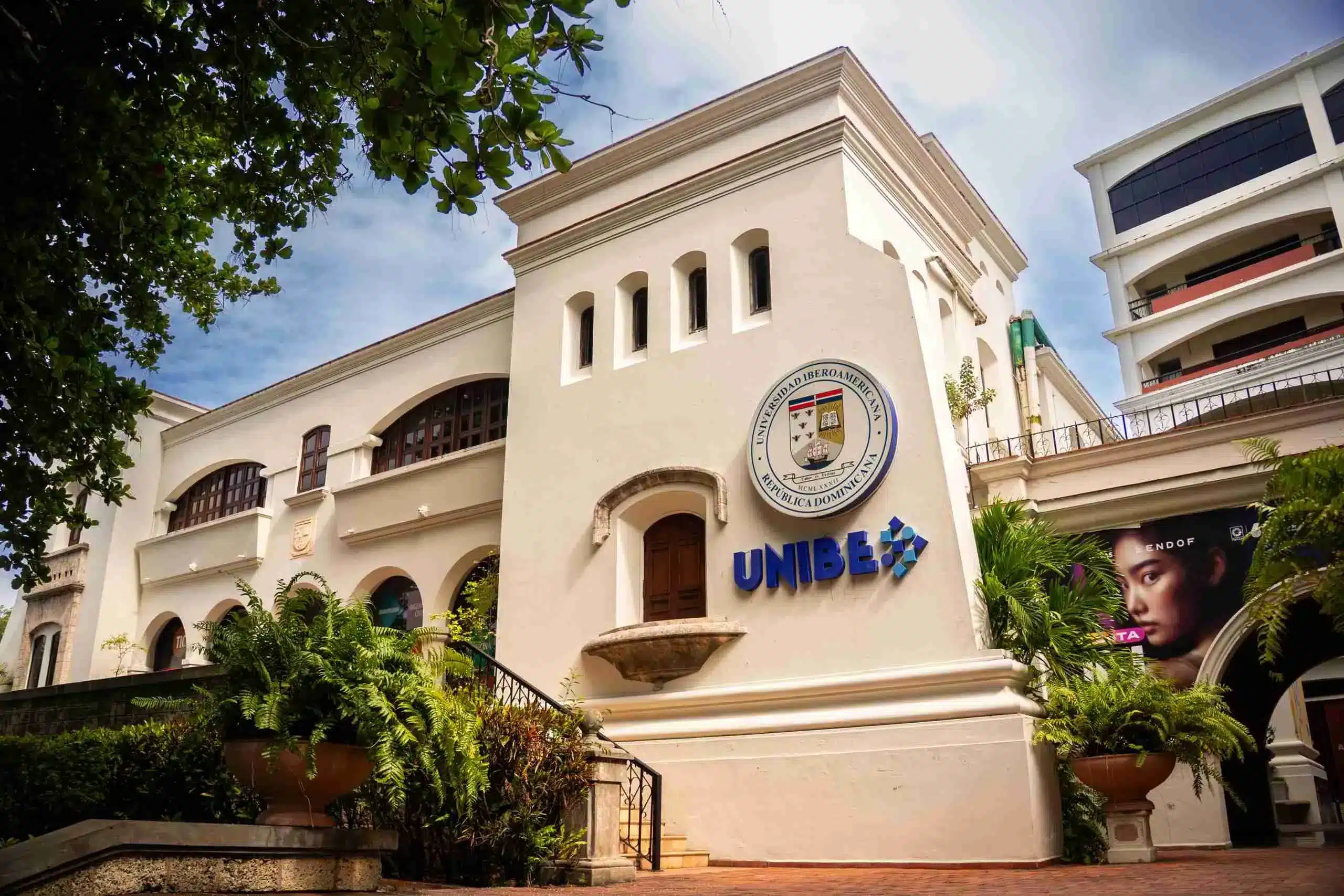 Edificio principal del campus de UNIBE en Santo Domingo