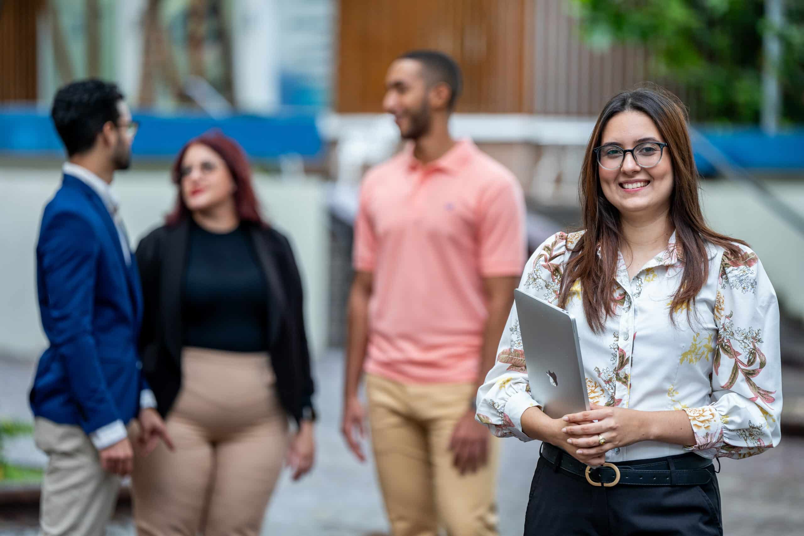 Estudiantes de UNIBE en el campus